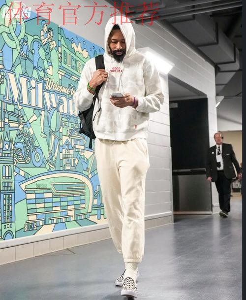 型男入场！独行侠官媒晒众球员入场穿搭照：温馨氛围